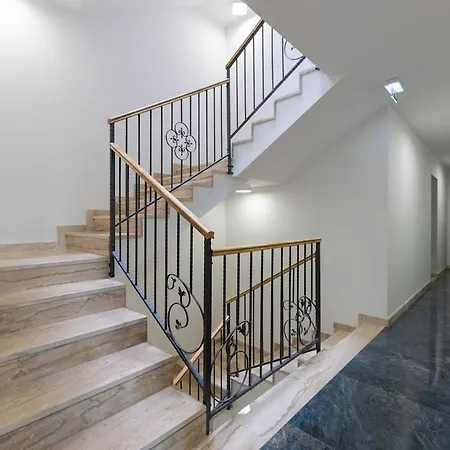 Luxury Znjan,split-two Bathrooms And Free Parking スプリト